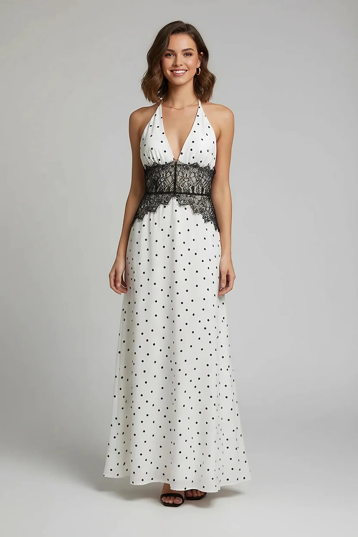 Robe longue satinée dos nu, encolure américaine et fente, à pois
