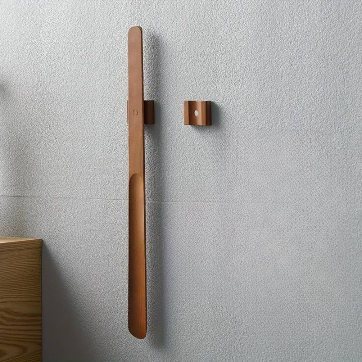 Chausse-pied long en bois à aimant, manche de 55 cm, brun noisette