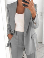 Tailleur pantalon femme, blazer col V et pantalon large, gris