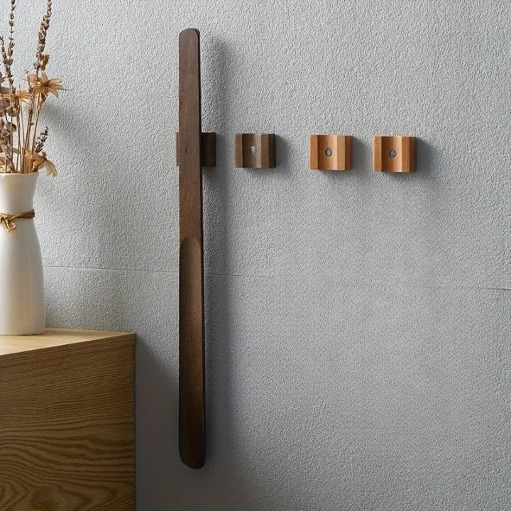 Chausse-pied long en bois à aimant, manche de 55 cm, bois ancien