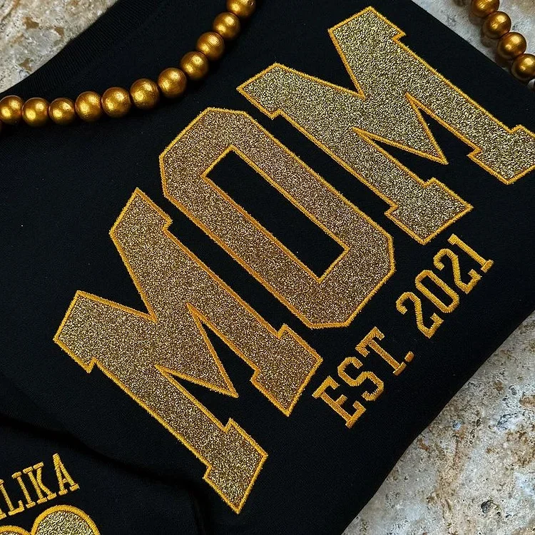 Sweat maman personnalisé, prénoms brodés sur la manche