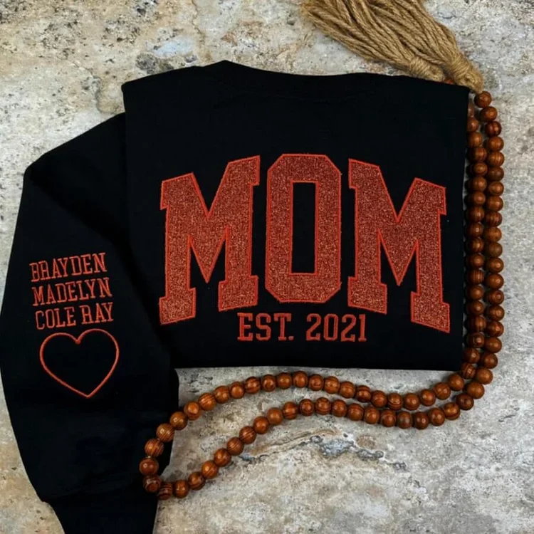 Sweat maman personnalisé, prénoms brodés sur la manche