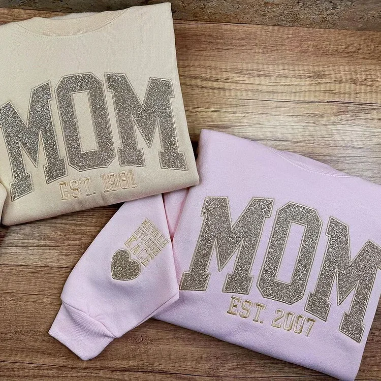 Sweat maman personnalisé, prénoms brodés sur la manche