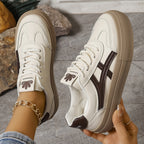 Chaussures orthopédiques femme à semelle rehaussante discrète, beige