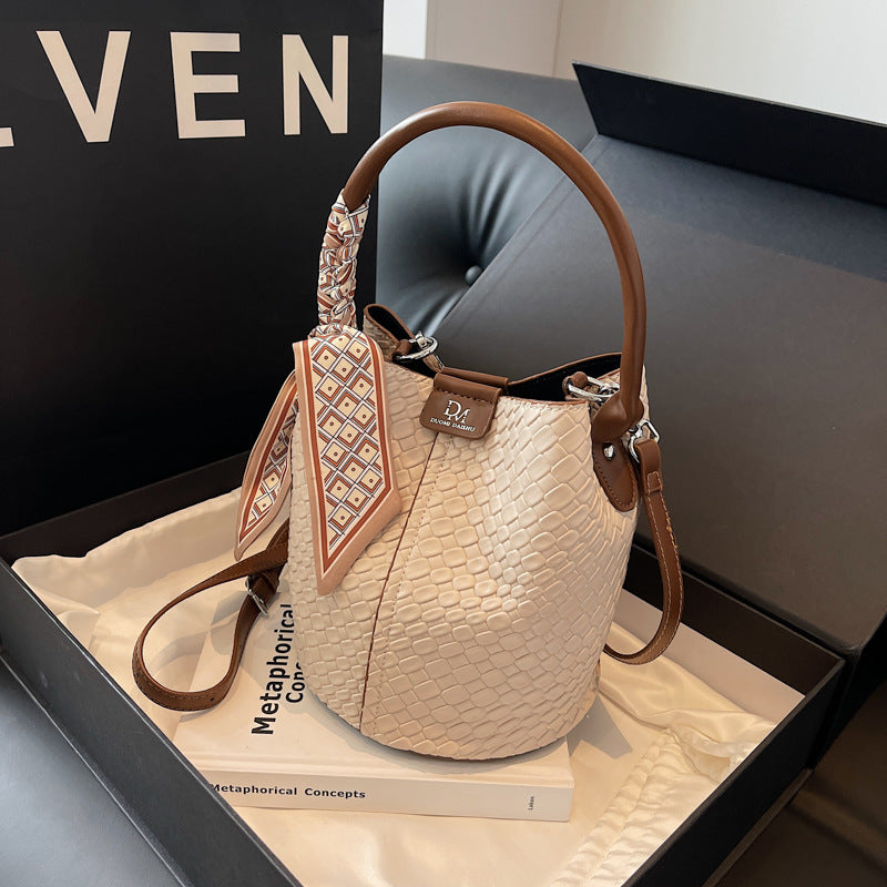 Sac seau femme tressé en similicuir, fermeture aimantée, beige