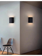 Applique murale LED en résine, format compact 16,5 x 14 x 8 cm
