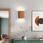 Applique murale LED en résine, format compact 16,5 x 14 x 8 cm
