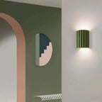 Applique murale LED en résine, format compact 16,5 x 14 x 8 cm