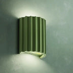 Applique murale LED en résine, format compact 16,5 x 14 x 8 cm