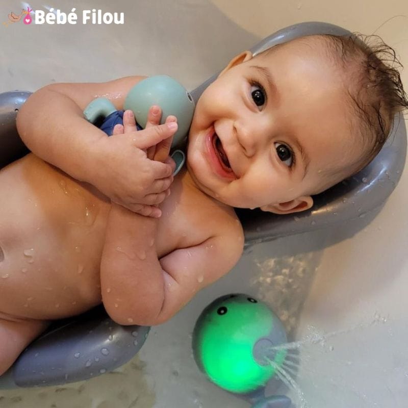 Jouet de bain baleine lumineuse à jet d'eau pour bébé