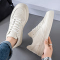 Baskets homme à perforations latérales, blanc ou noir, blanc