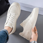 Baskets homme à perforations latérales, blanc ou noir, blanc