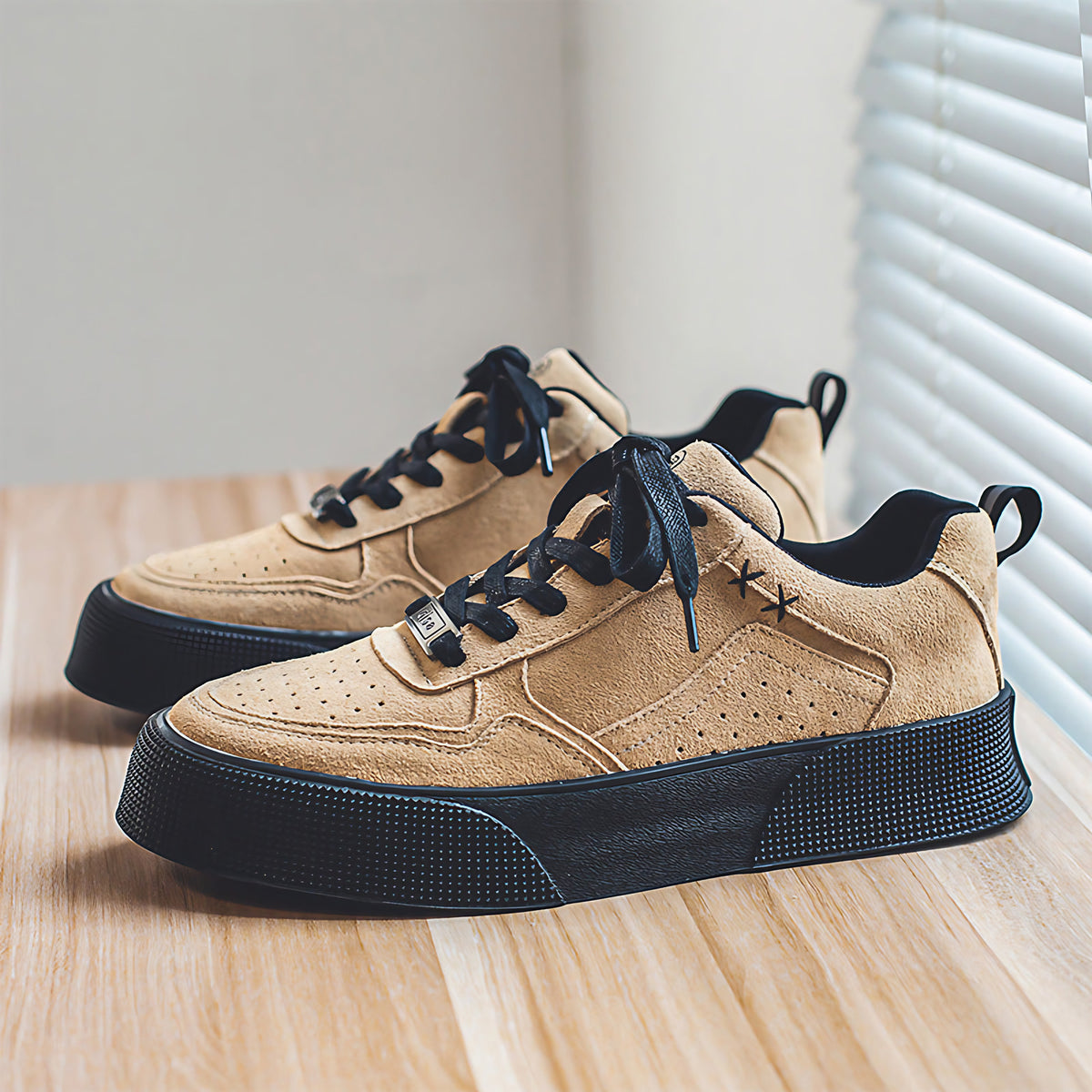 Baskets homme à perforations décoratives, semelle robuste, beige
