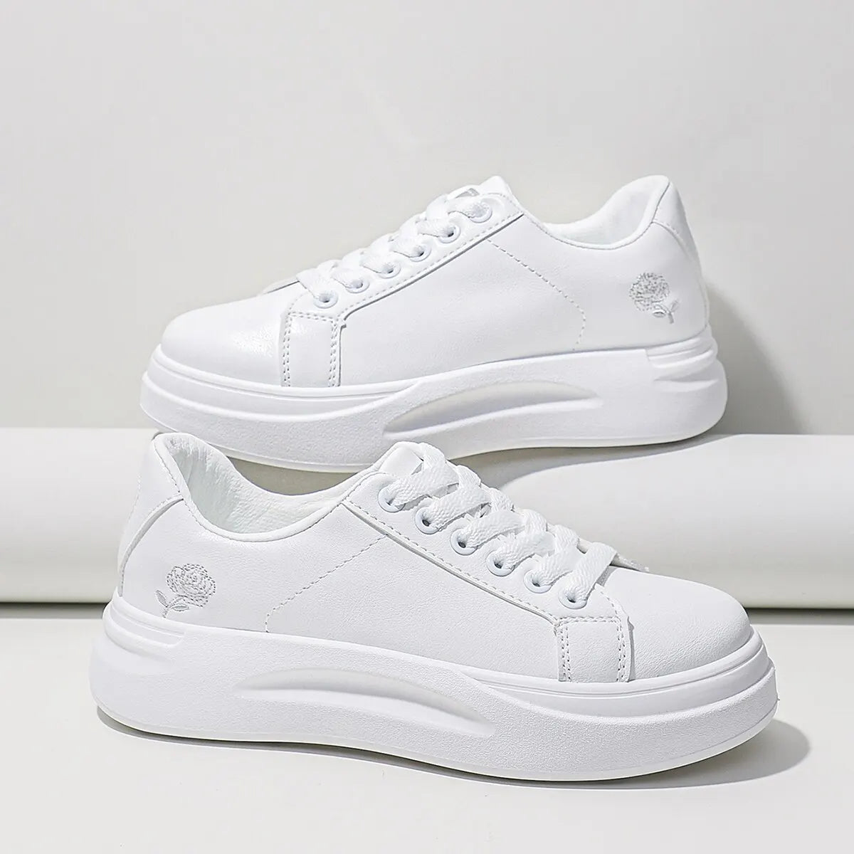 Baskets plateforme femme à lacets, broderie fleurie, 3 cm, blanc et argenté