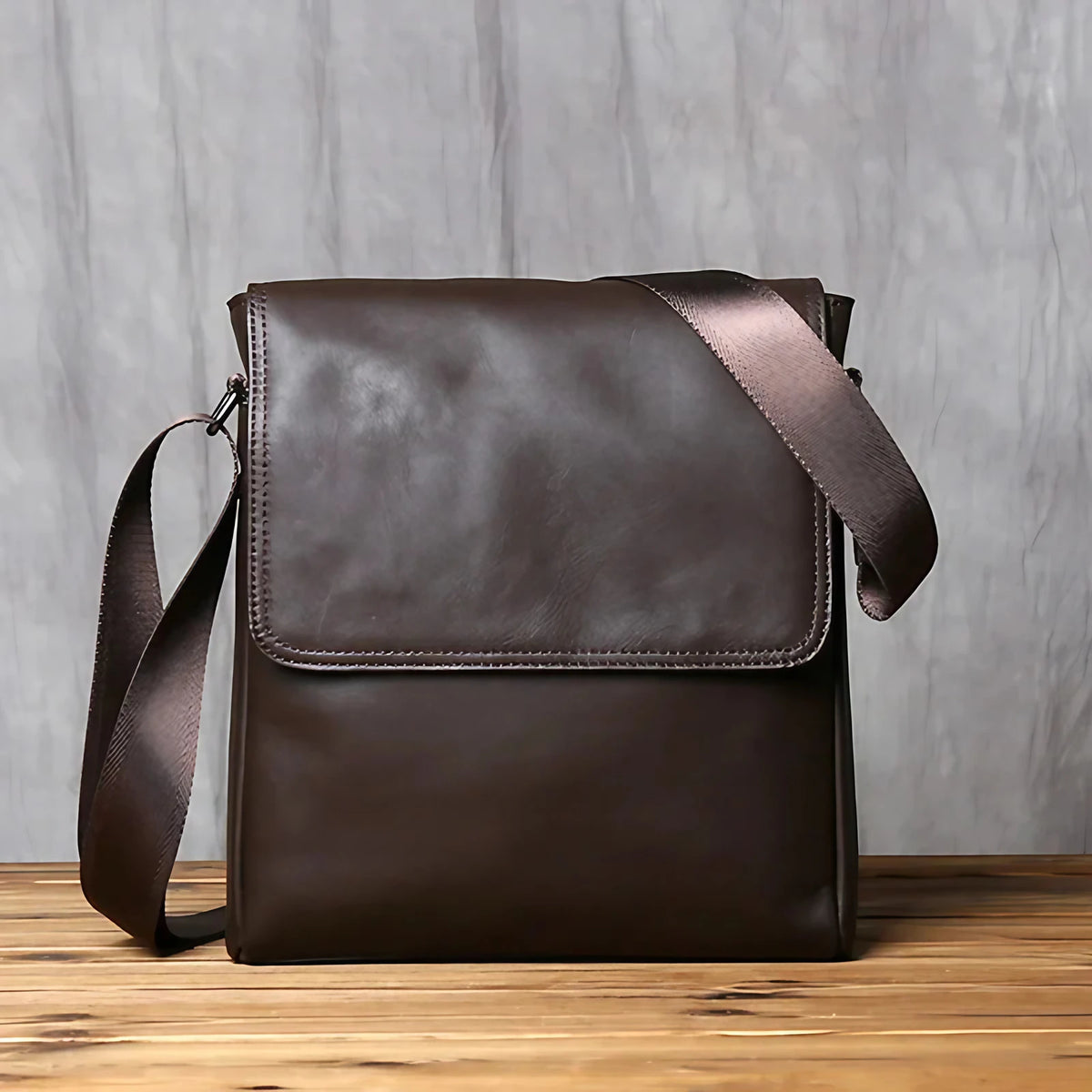 Sacoche besace homme en cuir, rabat zippé, 22 x 25 cm, café