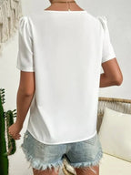 Blouse blanche femme à col asymétrique et manches bouffantes