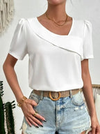 Blouse blanche femme à col asymétrique et manches bouffantes