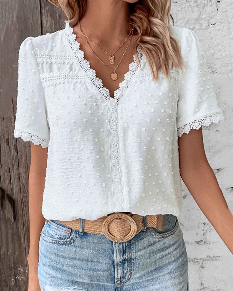 Blouse blanche femme à dentelle et manches bouffantes, col rond
