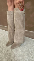 Bottes hautes femme à talon compensé caché et boucle dorée, beige
