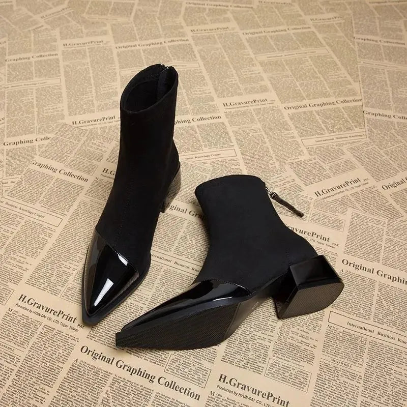 Bottines femme à talon bloc et détails brillants, noir ou marron