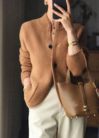 Cardigan femme coupe près du corps, blanc cassé ou marron, marron