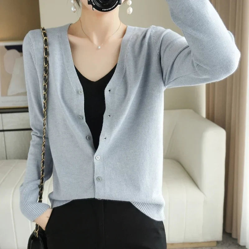 Cardigan femme col V en maille douce, seize coloris, gris clair