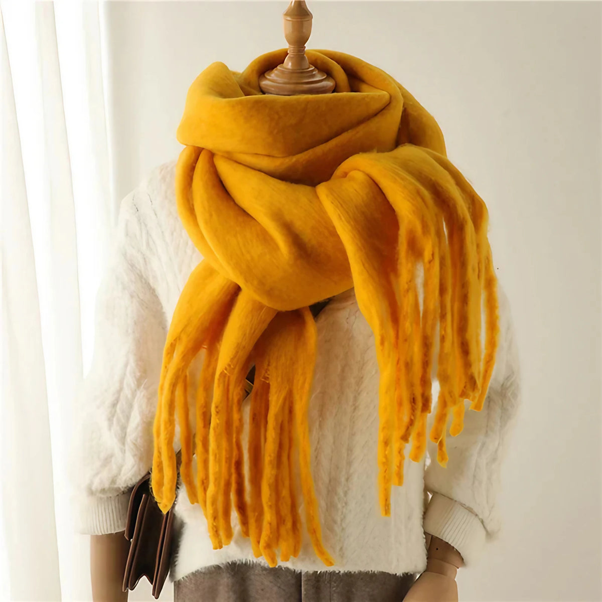 Écharpe femme à gros pompons, 240 x 38 cm, vingt et un coloris, jaune