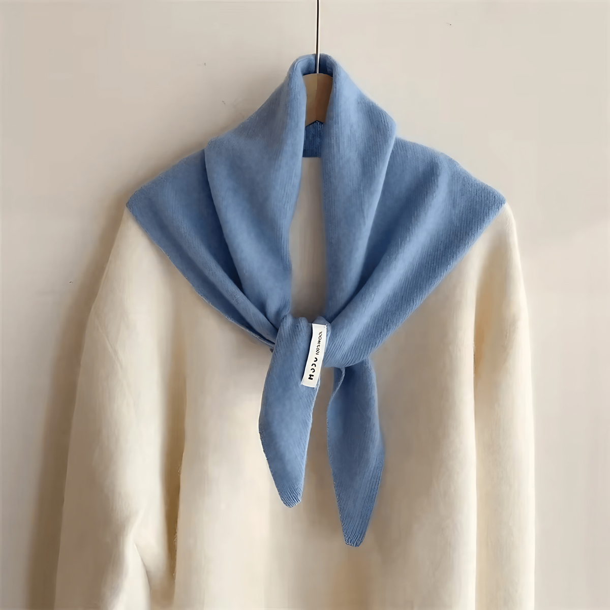 Écharpe triangle femme 110 x 38 cm, onze coloris, bleu ciel