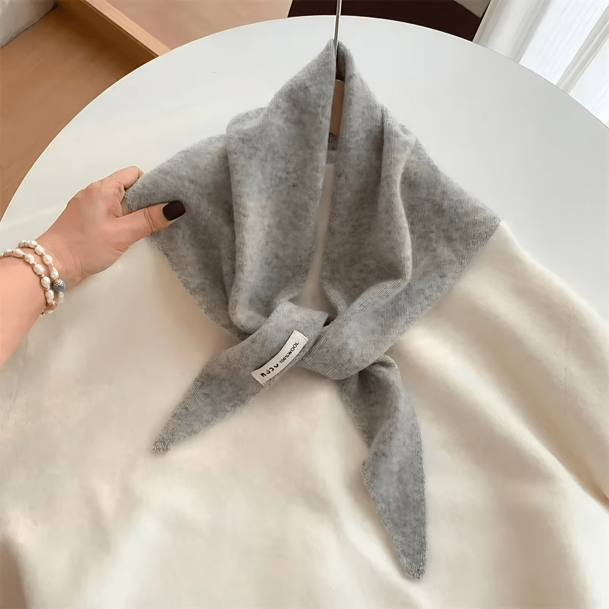 Écharpe triangle femme 110 x 38 cm, onze coloris, gris clair