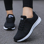 Chaussures de marche femme à enfiler, tige à la cheville, noir et blanc