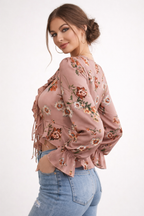 Blouse fleurie femme rose à volants, col V à nouer
