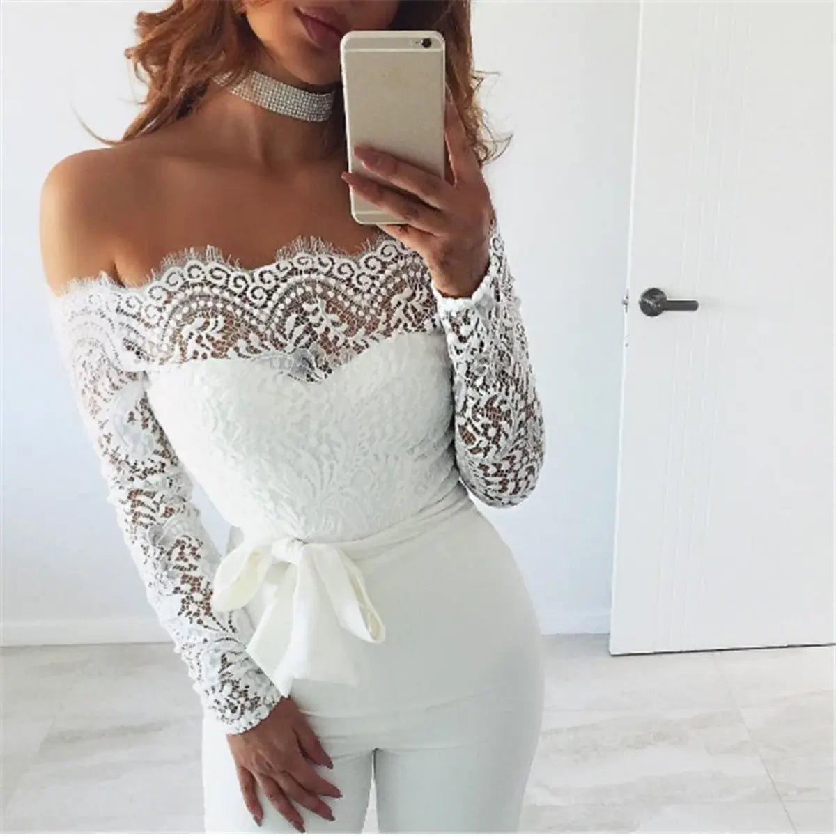 Combinaison femme épaules dénudées, taille nouée, manches longues