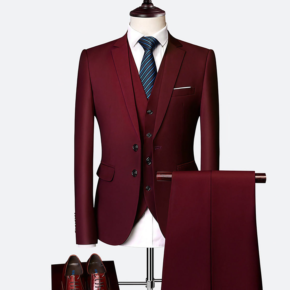 Costume trois pièces homme coupe ajustée, douze coloris, rouge vin