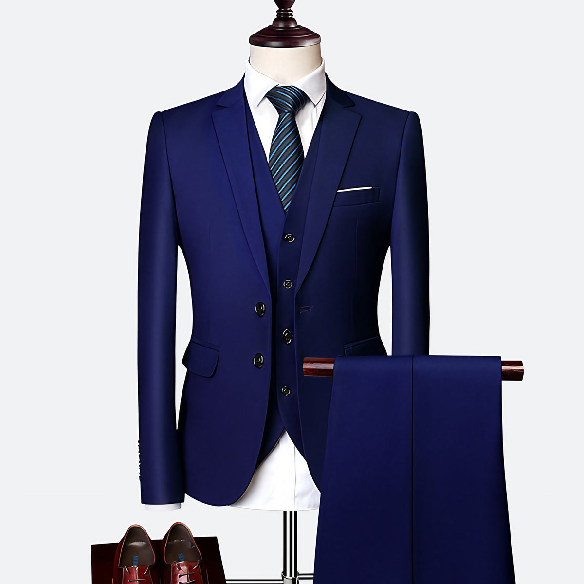 Costume trois pièces homme coupe ajustée, douze coloris, bleu marine