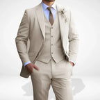 Costume trois pièces homme coupe ajustée, veste, gilet et pantalon, beige