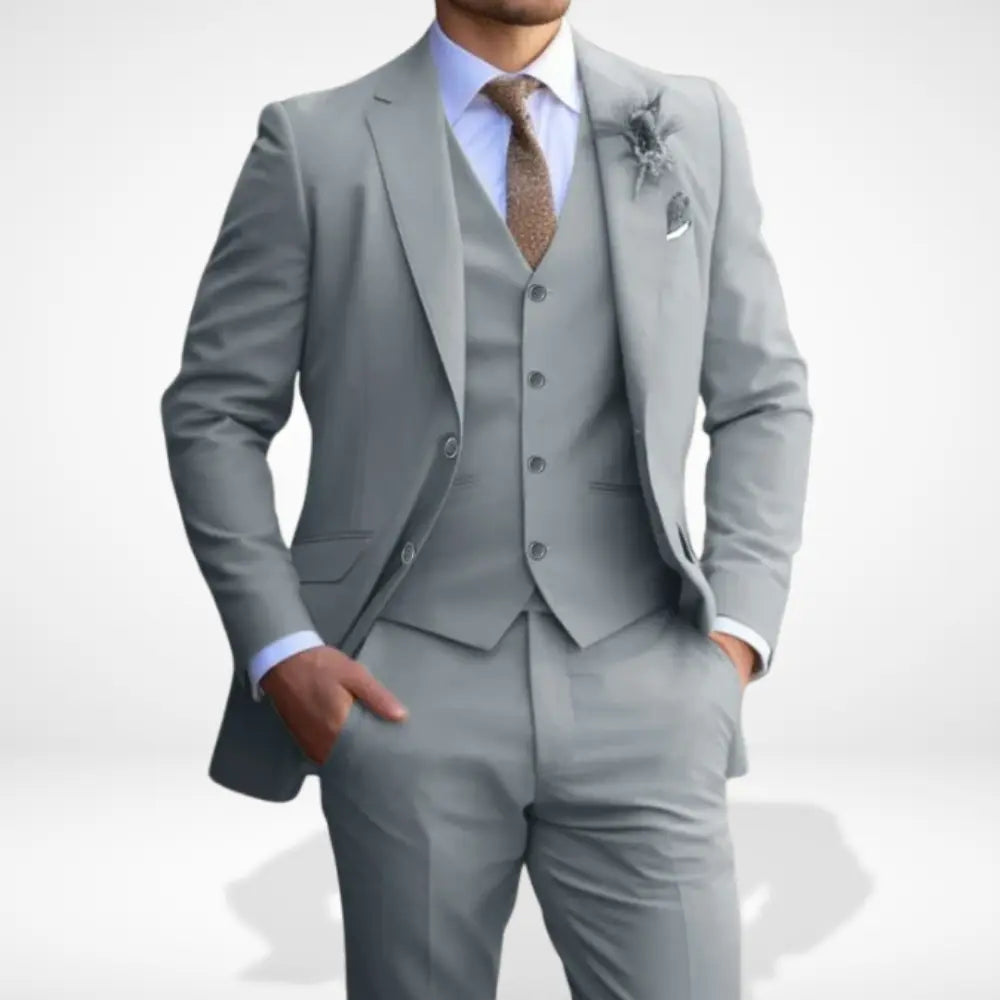 Costume trois pièces homme coupe ajustée, veste, gilet et pantalon, gris