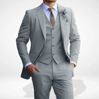 Costume trois pièces homme coupe ajustée, veste, gilet et pantalon, gris