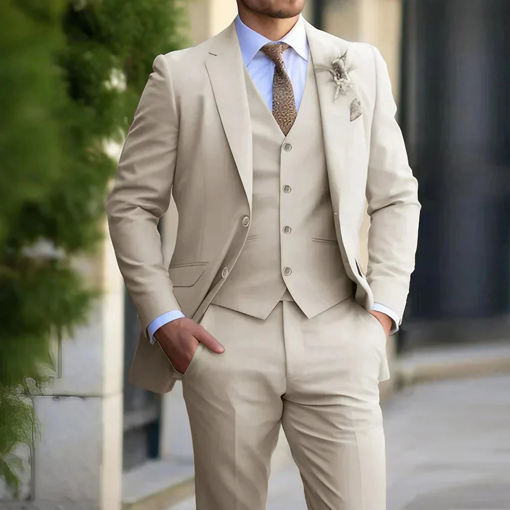 Costume trois pièces homme coupe ajustée, blazer, gilet, pantalon, beige