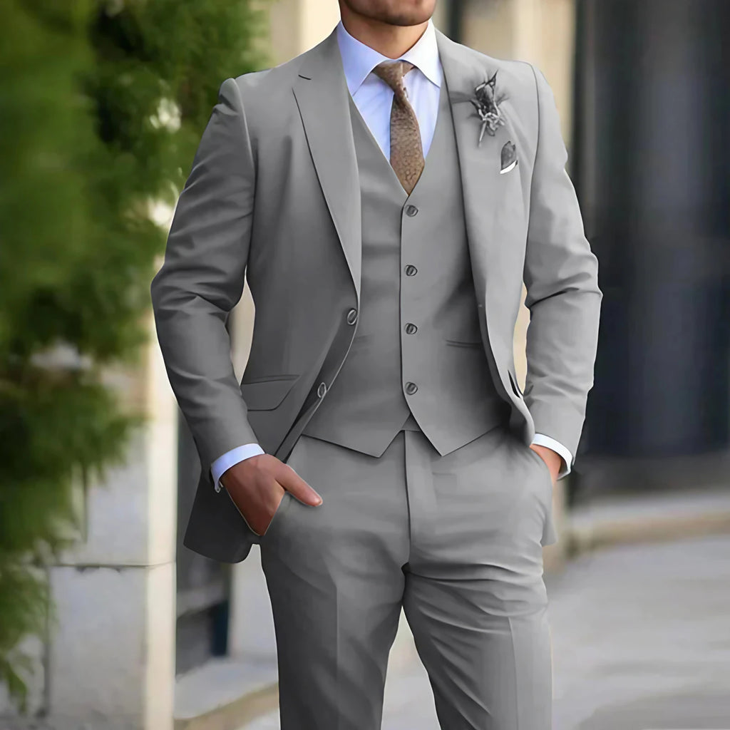 Costume trois pièces homme coupe ajustée, blazer, gilet, pantalon, gris