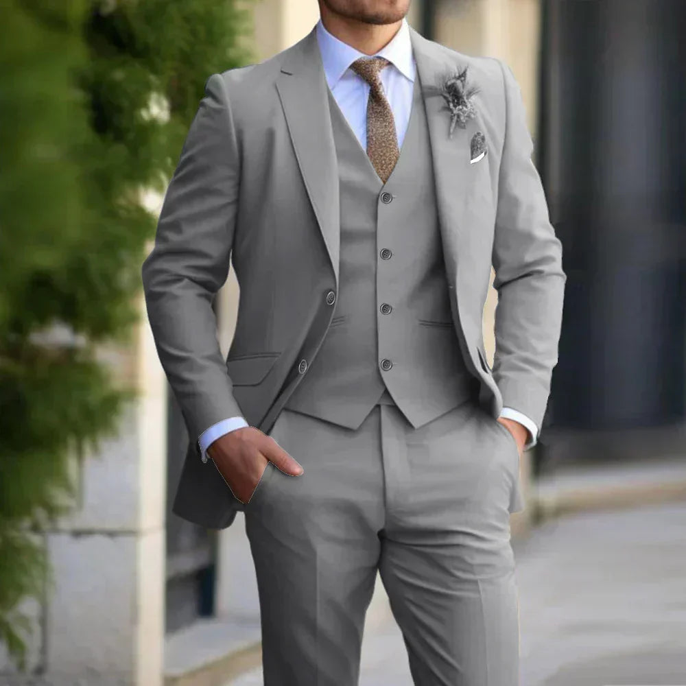Costume trois pièces homme coupe ajustée, blazer, gilet, pantalon, gris