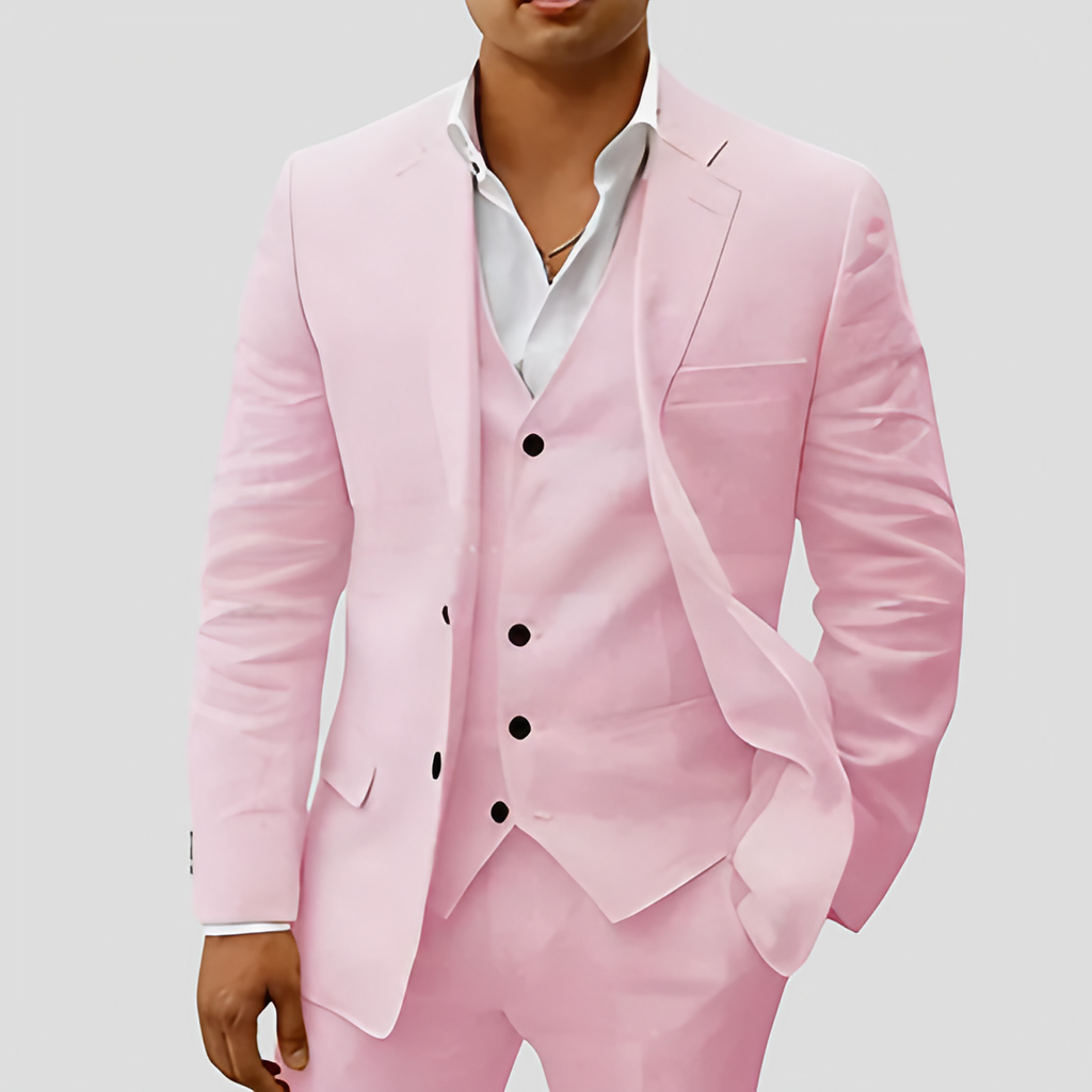 Costume 3 pièces homme : blazer, gilet et pantalon, coupe ajustée, rose