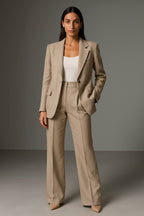 Tailleur pantalon femme, blazer col V et pantalon large, beige