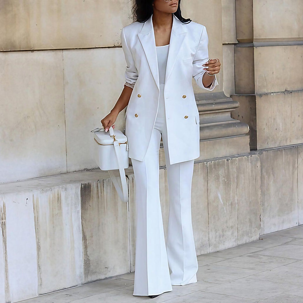 Ensemble tailleur femme, blazer ajusté et pantalon évasé, blanc