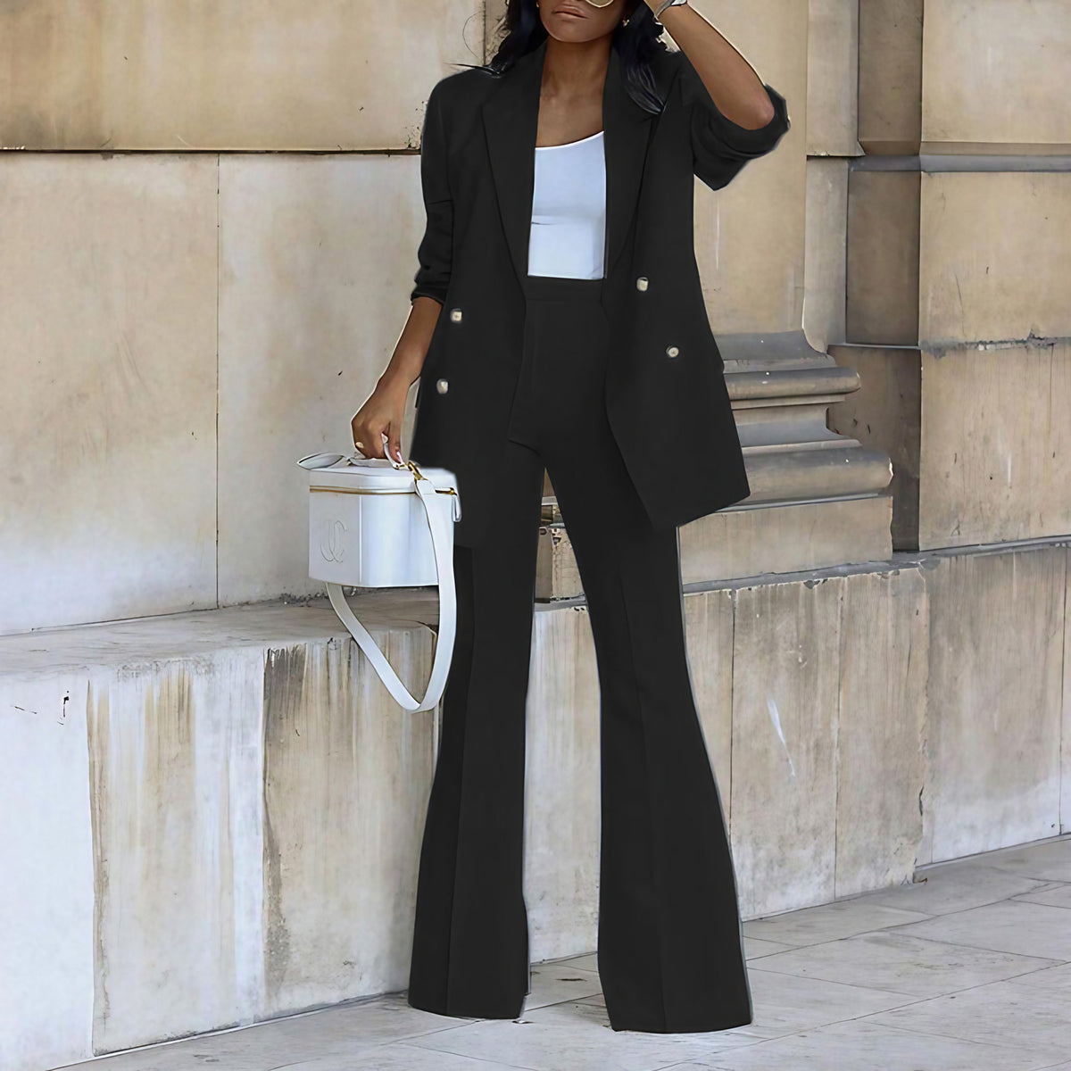 Ensemble tailleur femme, blazer ajusté et pantalon évasé, noir