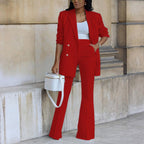 Ensemble tailleur femme, blazer ajusté et pantalon évasé, rouge