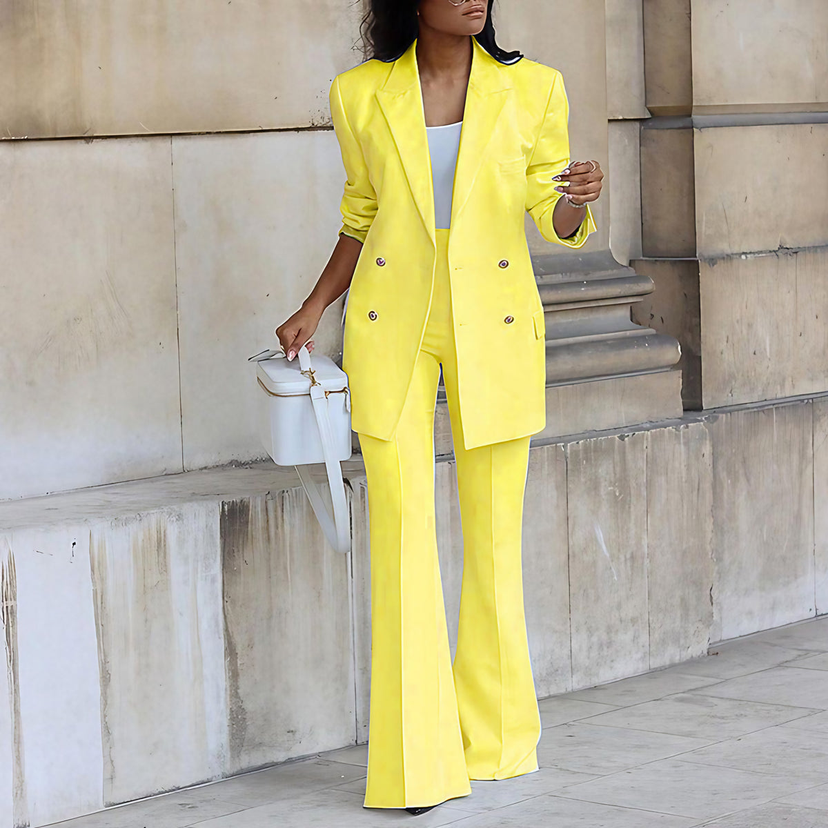 Ensemble tailleur femme, blazer ajusté et pantalon évasé, jaune