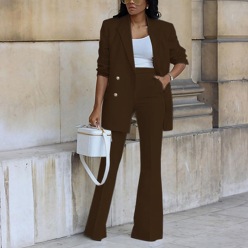 Ensemble tailleur femme, blazer ajusté et pantalon évasé, marron