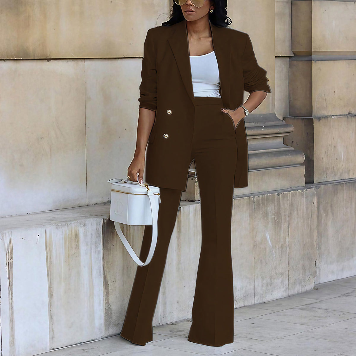 Ensemble tailleur femme, blazer ajusté et pantalon évasé, marron