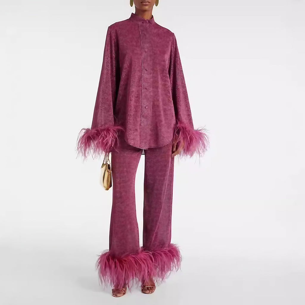 Ensemble femme deux pièces, haut à col en plumes et pantalon ample, rouge
