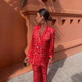 Ensemble tailleur pantalon femme, blazer structuré et jambe large, rouge vif
